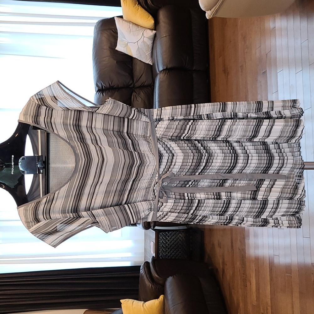 Ricki's Gray and White Pleated Cap Sleeves Dress SIZE 18
